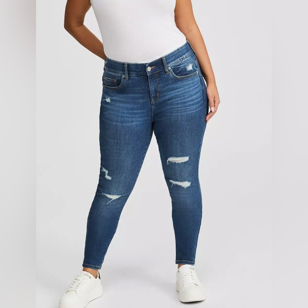 Torrid Feel the Fit Bombshell Skinny Destructed Jeans-Sz 16